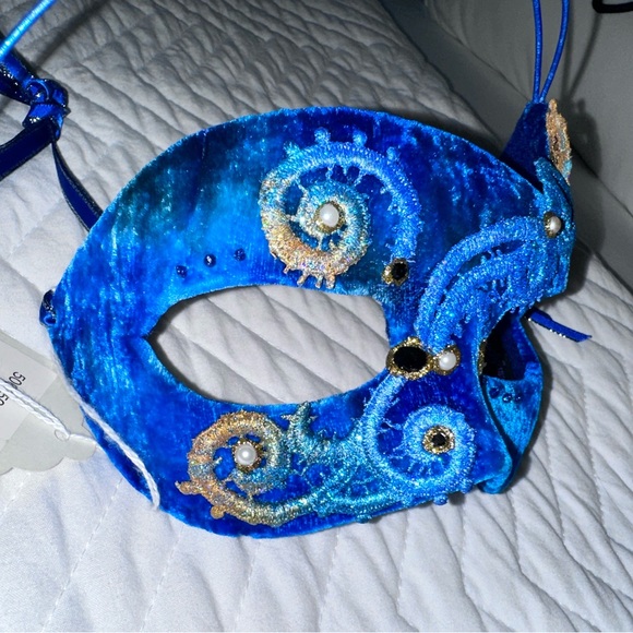 Cirque Du Soleil Mask by Judith Rauchfuss - Picture 10 of 14